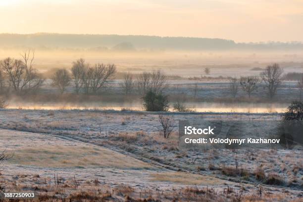 Widok Na Dolinę Rzeki Z Krzewami I Drzewami Szron Na Trawie Przyroda Leśnostepowa Późną Jesienią Lub Wczesną Zimą - zdjęcia stockowe i więcej obrazów Bez ludzi