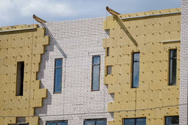 revestimiento de la pared exterior del edificio con aislamiento. aislamiento de fachadas de edificios. acabado exterior - recubrimiento capa exterior fotografías e imágenes de stock