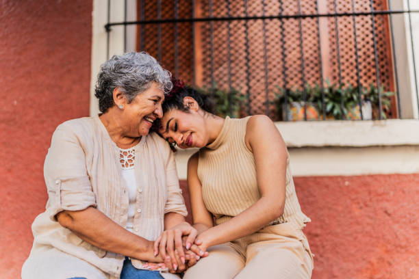 nonna e nipote insieme all'aperto - solo adulti foto e immagini stock