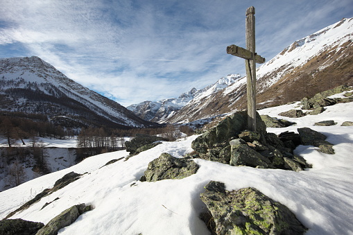 This cross is located to the left of the path which goes up to Plan de Parouart...the Panorama is magnificent towards the west, towards the Pic de Panestrel 3254m.\nLa Combe Brémont is the last hamlet of the splendid Maurin valley located in the Alpes-de-Haute-Provence department.