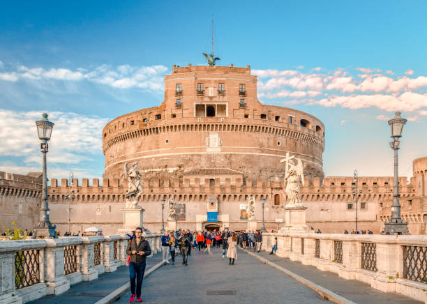 ponte sant'angelo (pierwotnie most eliański) i mauzoleum hadriana (znane również jako zamek świętego anioła) - aelian bridge zdjęcia i obrazy z banku zdjęć