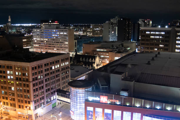 centro de winnipeg, vista nocturna 1 - canada main street manitoba winnipeg fotografías e imágenes de stock