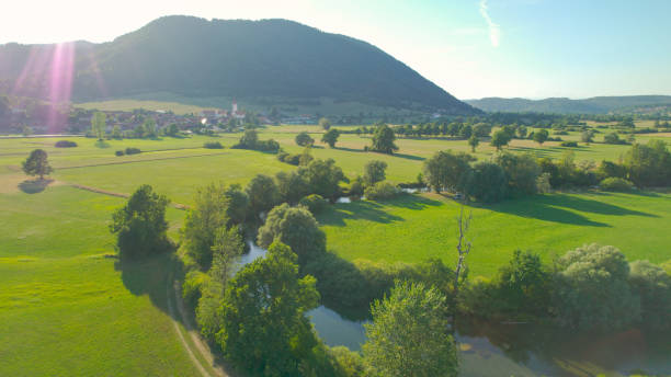 aerial: pitoresca paisagem cárstica com rio serpenteando lentamente através do campo - planinsko polje - fotografias e filmes do acervo