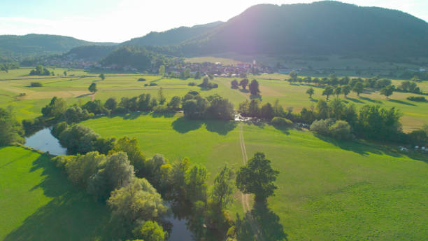 aerial: vista maravilhosa do verde vibrante planinsko polje com o sinuoso rio unica - planinsko polje - fotografias e filmes do acervo
