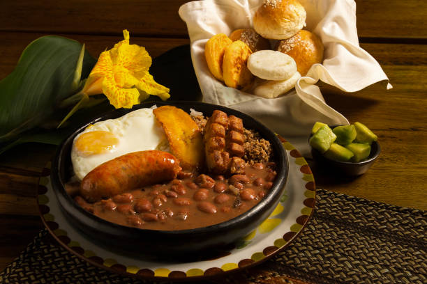 bandeja paisa типичное блюдо пайса, фасоль медельин, антиокия, пайса - bandeja paisa стоковые фото и изображения