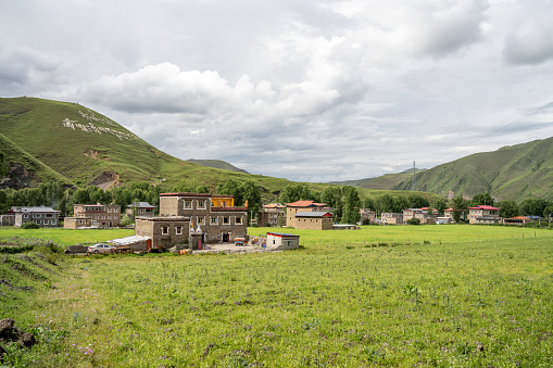 Tibetan style dwellings on the grasslands of Xizang