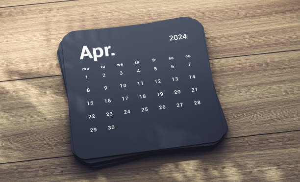 2024年4月カレンダー 木製テーブル