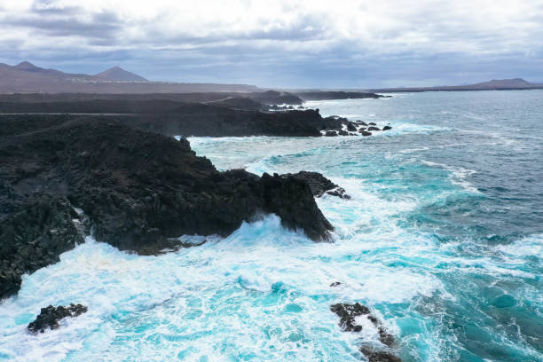 fotografía con drones en la costa de los hervideros en la isla de lanzarote en españa - lanzarote bay canary islands crater fotografías e imágenes de stock