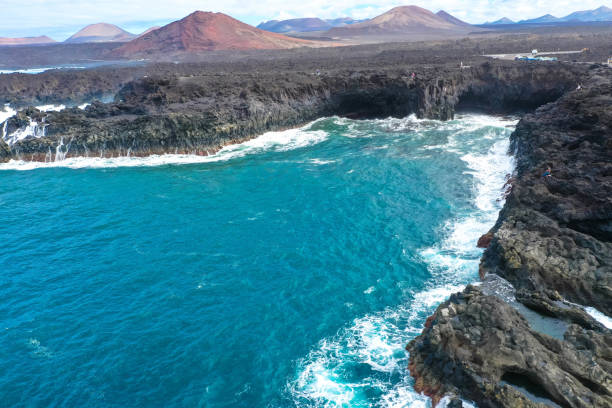 fotografía con drones en la costa de los hervideros en la isla de lanzarote en españa - lanzarote bay canary islands crater fotografías e imágenes de stock