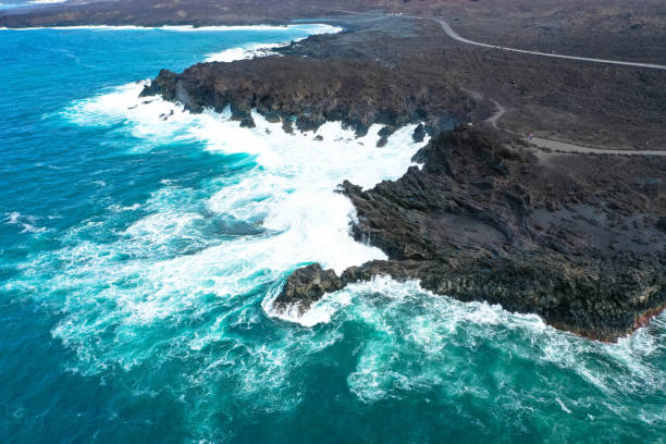 fotografía con drones en la costa de los hervideros en la isla de lanzarote en españa - lanzarote bay canary islands crater fotografías e imágenes de stock