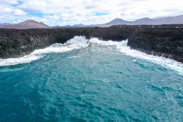 fotografía con drones en la costa de los hervideros en la isla de lanzarote en españa - lanzarote bay canary islands crater fotografías e imágenes de stock