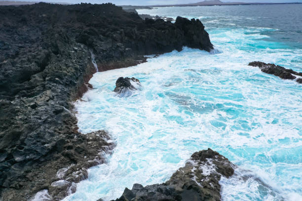 fotografía con drones en la costa de los hervideros en la isla de lanzarote en españa - lanzarote bay canary islands crater fotografías e imágenes de stock