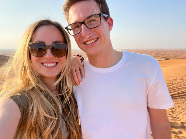 selfie młodej pary na pustyni w dubaju - claudia zdjęcia i obrazy z banku zdjęć