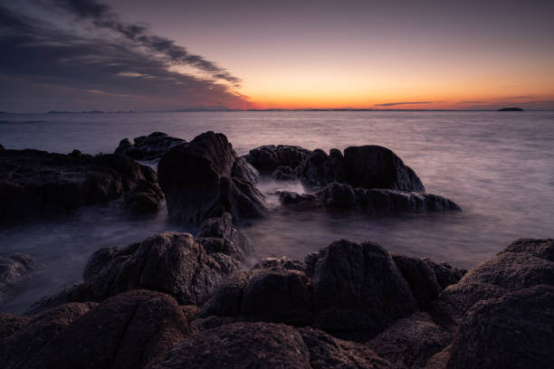 海辺の夕暮れ - travel destinations rocky coastline moody sky clear sky ストックフォトと画像