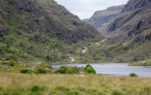 typowy irlandzki krajobraz gap of dunloe w parku narodowym killarney w hrabstwie kerry - irlandia - scenics county kerry republic of ireland irish culture zdjęcia i obrazy z banku zdjęć