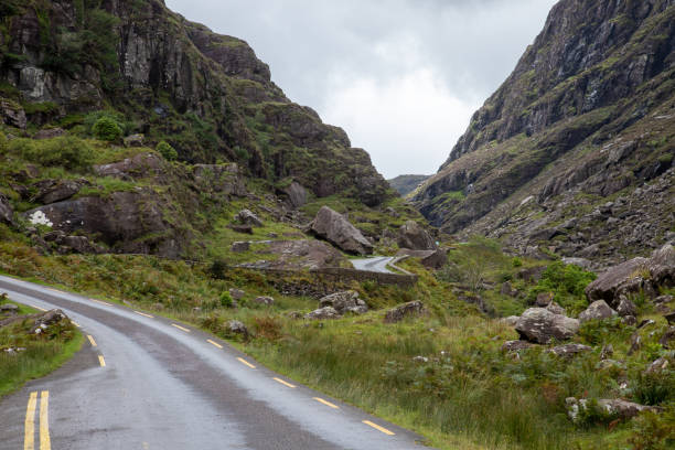 typowy irlandzki krajobraz gap of dunloe w parku narodowym killarney w hrabstwie kerry - irlandia - scenics county kerry republic of ireland irish culture zdjęcia i obrazy z banku zdjęć