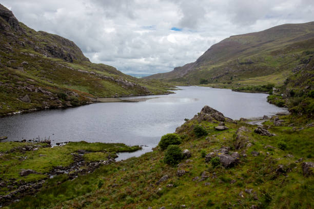 typowy irlandzki krajobraz gap of dunloe w parku narodowym killarney w hrabstwie kerry - irlandia - scenics county kerry republic of ireland irish culture zdjęcia i obrazy z banku zdjęć