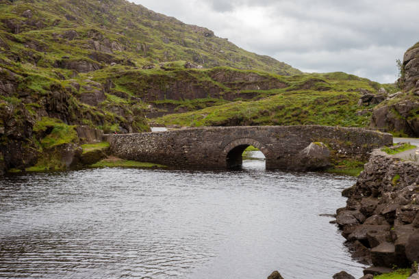un pont de pierre le long du gap of dunloe dans le parc national de killarney dans le comté de kerry - irlande - nobody tranquil scene nature park photos et images de collection