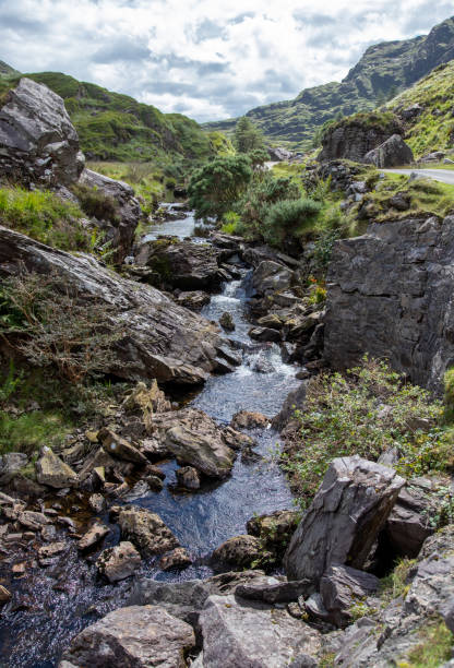 tipico paesaggio irlandese del gap of dunloe nel parco nazionale di killarney nella contea di kerry - irlanda - tranquil scene colors flowing water relaxation foto e immagini stock