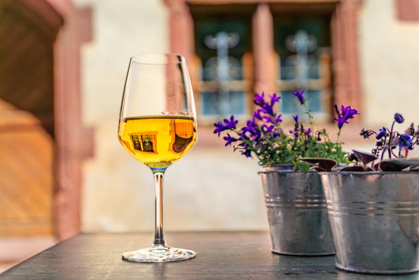 бокал белого вина в ресторане в риквире, франция, эльзасский винный маршрут - haut rhin стоковые фото и изображения