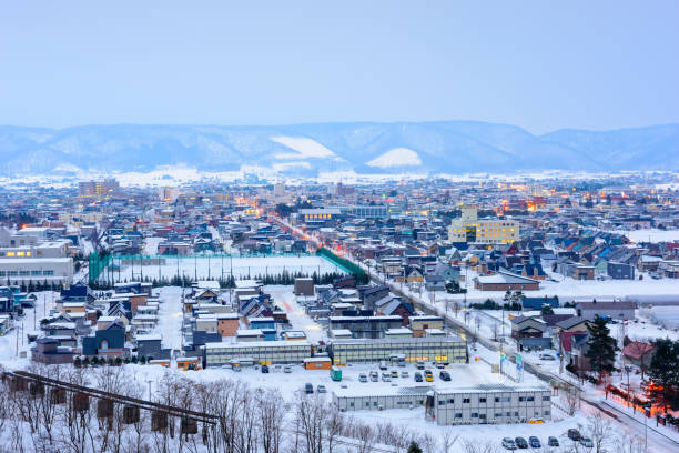 furano, hokkaido, skyline von japan-stadt im winter - biei stadt stock-fotos und bilder