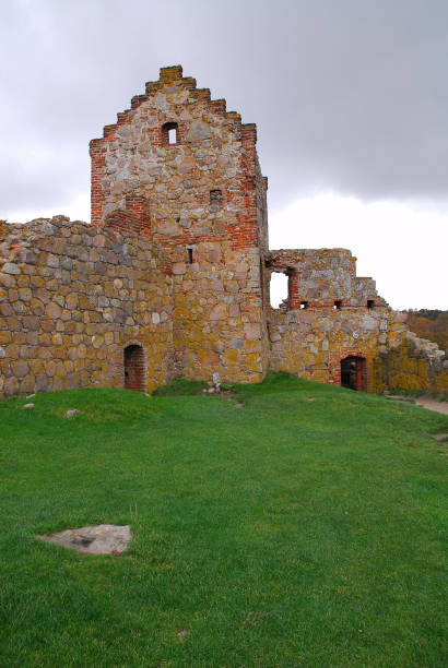 крепость хаммерсхус - замково-фортификационный комплекс, расположенный на северной оконечно�сти датского острова борнхольм. самый большой  - hammershus bornholm island denmark island стоковые фото и изображения