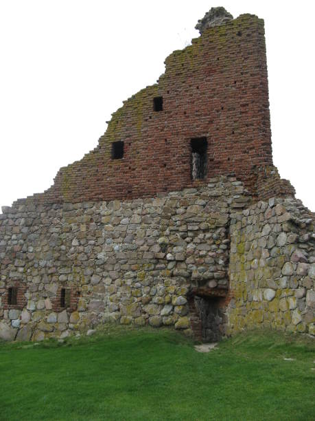 forteresse d’hammershus - un château et un complexe de fortifications situé à la pointe nord de l’île danoise de bornholm. le plus grand château d’europe du nord. ruines de la forteresse. - hammershus bornholm island denmark island photos et images de collection