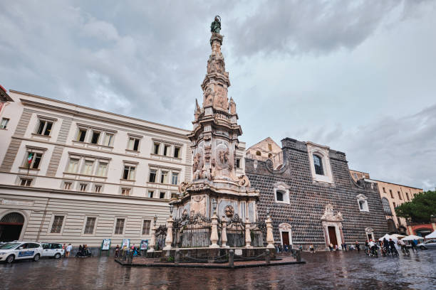 neapol, włochy, obelisk lub iglica niepokalanego poczęcia lub guglia dell'immacolata to barokowy obelisk w neapolu, znajdujący się na piazza del gesu nuovo - chiara zdjęcia i obrazy z banku zdjęć