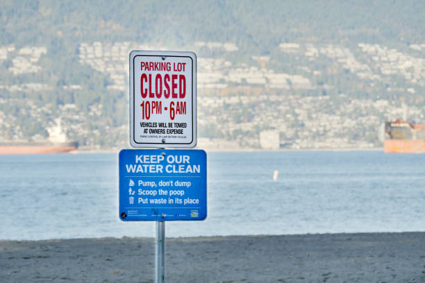 parking lot closing time and clean water signs at jericho beach in vancouver - beach parking lot car equipment - fotografias e filmes do acervo