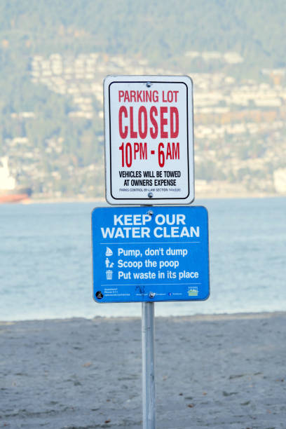 horário de fechamento do estacionamento e placas de água limpa na praia de jericó em vancouver - beach parking lot car equipment - fotografias e filmes do acervo