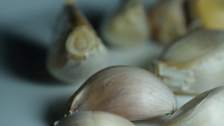 Spinning towards the left while one rocks on the plate, Garlic,Allium sativum