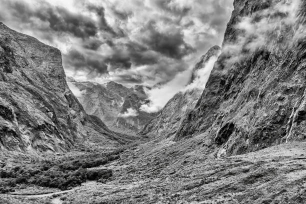 nuova zelanda fiordland vale bw - highway 94 foto e immagini stock