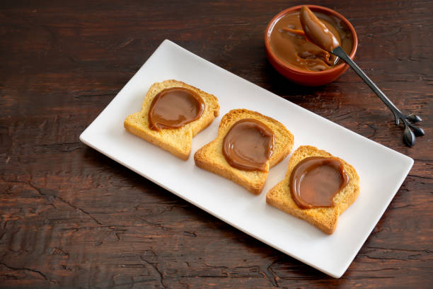Toasts with dulce de leche on a tray, typical of an Argentine breakfast.