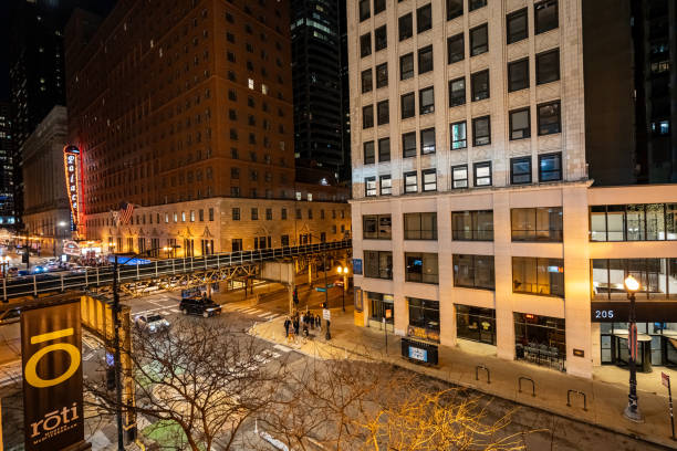 randolph street à noite - chicago at night - fotografias e filmes do acervo