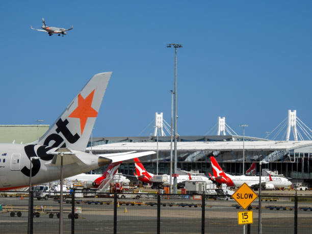 sydney domestic terminal sommer - boeing 787 fence airport security stock-fotos und bilder