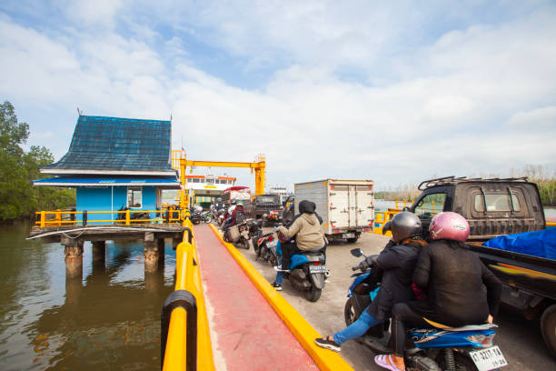 el puerto de kariangau, uno de los centros de transporte desde la ciudad de balikpapan, uno de los cuales es a penajam paser utara, la ubicación de la nueva capital nacional de indonesia, nusantara. - kalimantan fotografías e imágenes de stock