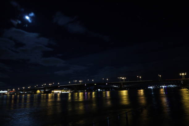 theodor heuss bridge in night - theodor heuss stock-fotos und bilder