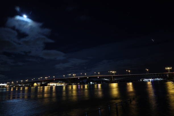 theodor heuss bridge in night - theodor heuss stock-fotos und bilder