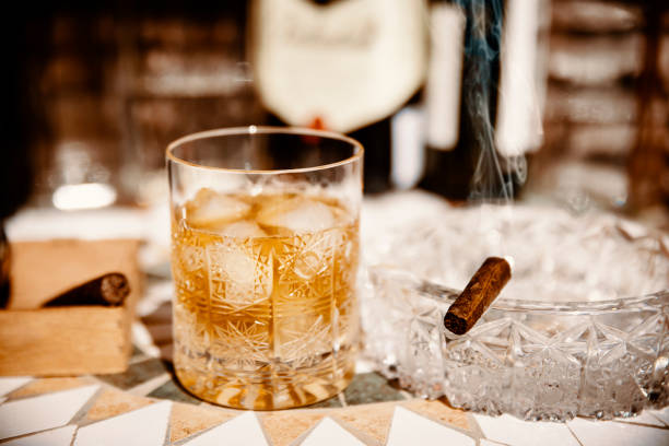 enjoying good brandy and cigar - cigar whisky bar cognac imagens e fotografias de stock