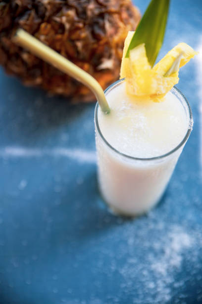 グラス入りピニャコラーダカクテル - pineapple milkshake ストックフォトと画像