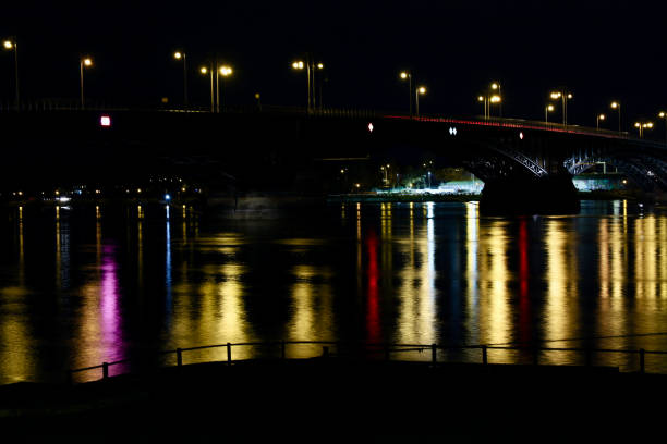 theodor heuss bridge in night - theodor heuss stock-fotos und bilder