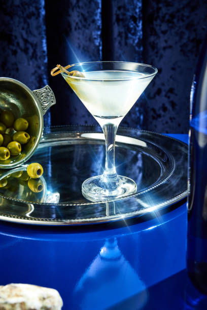 foto ravvicinata del cocktail margarita con olive nel piatto si trova su un vassoio d'argento vintage sul bancone blu del bar del ristorante di lusso. - martini brand vermouth foto e immagini stock