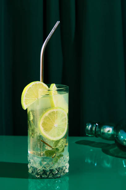 foto ravvicinata di un freddo rinfrescante, mojito alcolico con fetta di lime si trova sul bancone del bar al ristorante. concetto di estate, festa. - martini brand vermouth foto e immagini stock