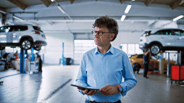 istock Manager With Digital Tablet At Auto Repair Shop 1892187519