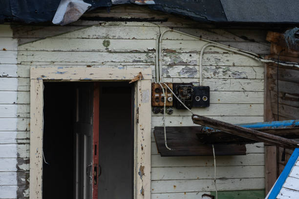 ein altes, heruntergekommenes spukhaus - house abandoned run down broken stock-fotos und bilder