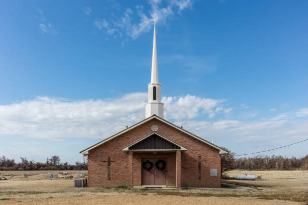 igreja de tijolo vermelho simples com cemitério local no mississippi rural profundo - churchgoers - fotografias e filmes do acervo