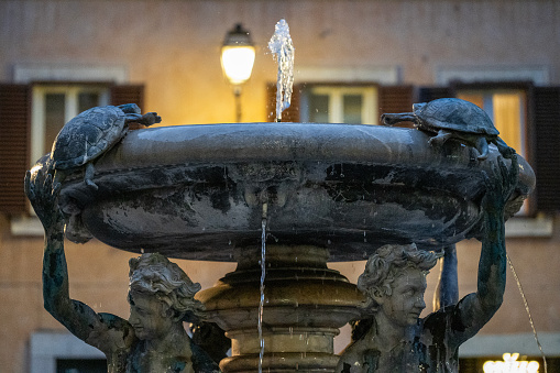 Roma, Lazio, Italia: La storia della fontana è legata a una leggenda romantica