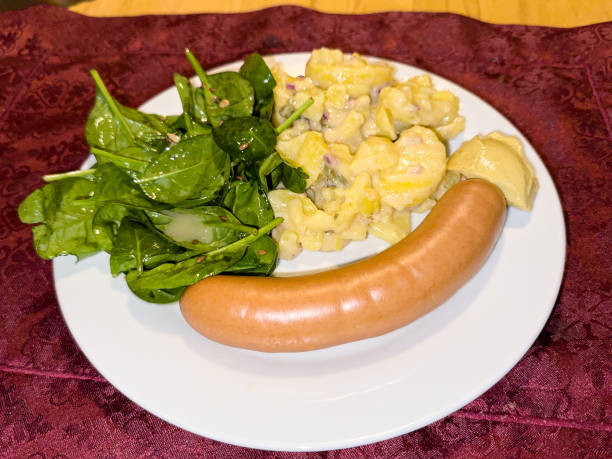 Abendessen Nummer eins der Deutschen am Heiligabend. Bockwurst mit Kartoffelsalat