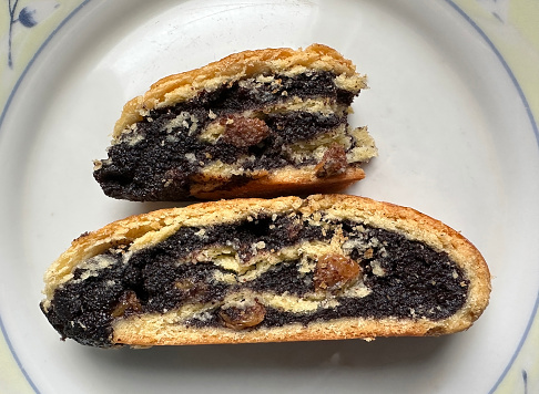 Cookie with poppy seeds and raisins