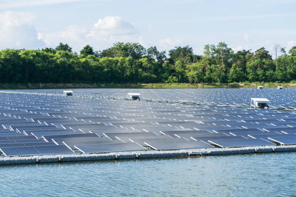 fazenda da usina de energia solar no lago beautifull. painéis solares flutuantes que fornecem energia verde. energia renovável. - rafting thailand river inflatable raft - fotografias e filmes do acervo